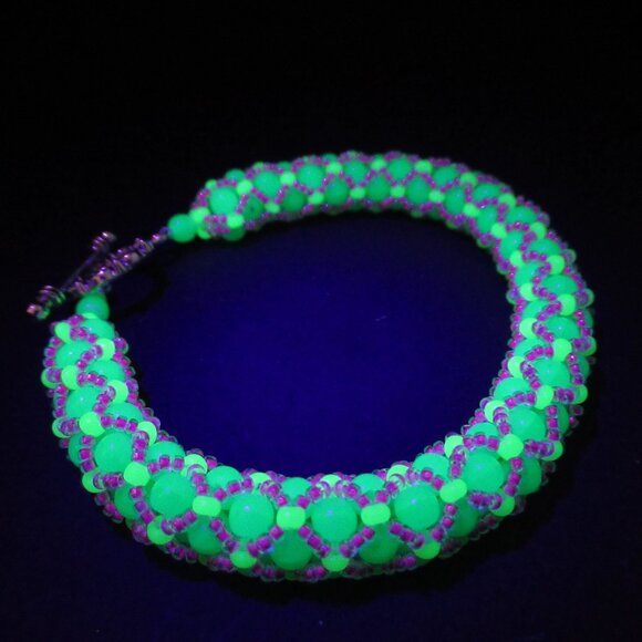 Netted Czech druk bracelet - Picture 1 of 12